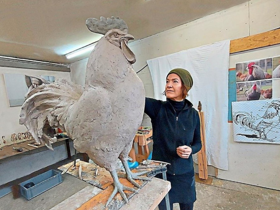 Kristine Persajs, vajarka i majstor umetničke gilde radi skulpturu srpskog petla