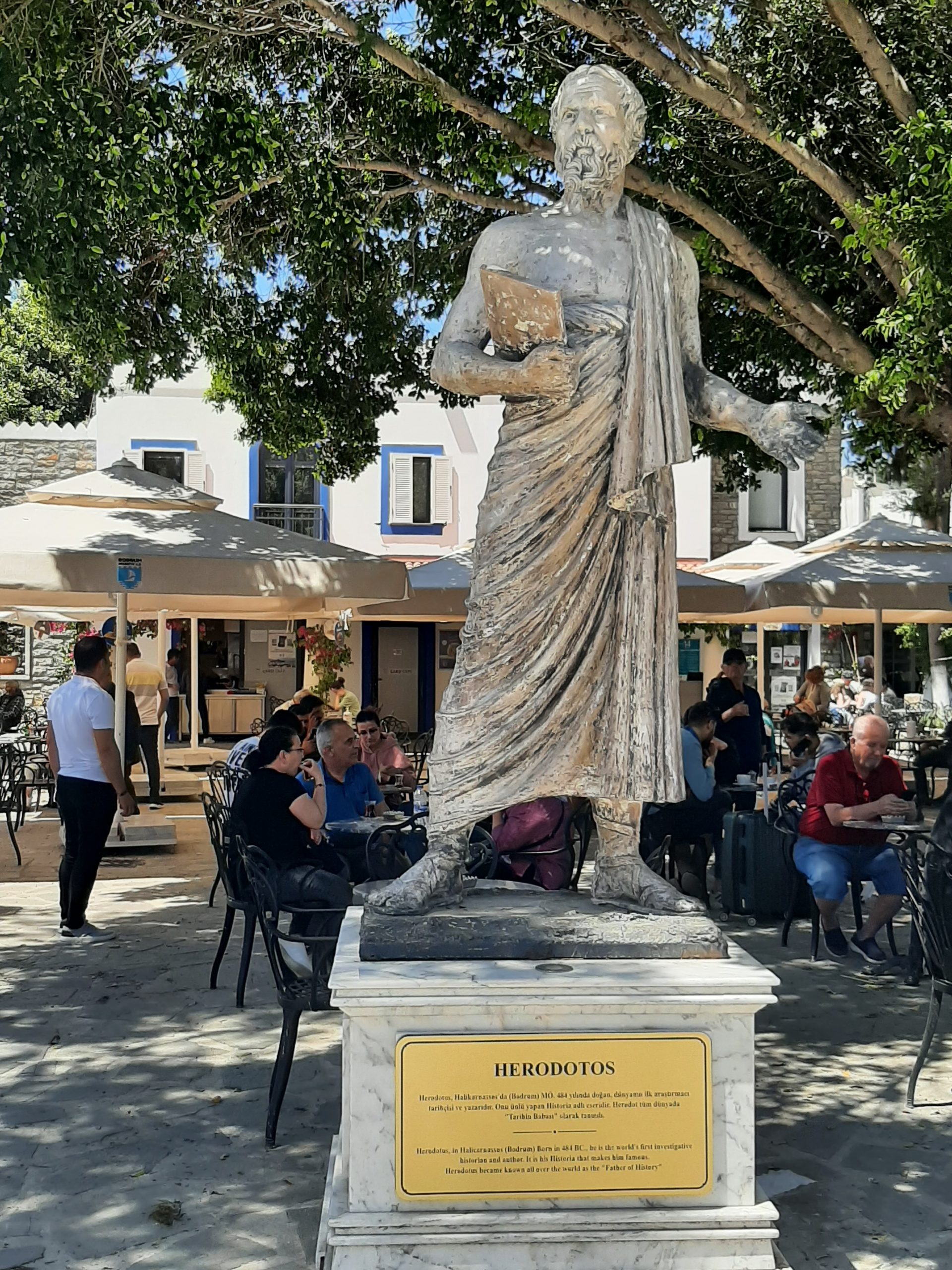 Spomenik Herodotu u Bodrumu, u jednoj od glavnih ulica, maj 2022. (Foto: R. Nikolić)