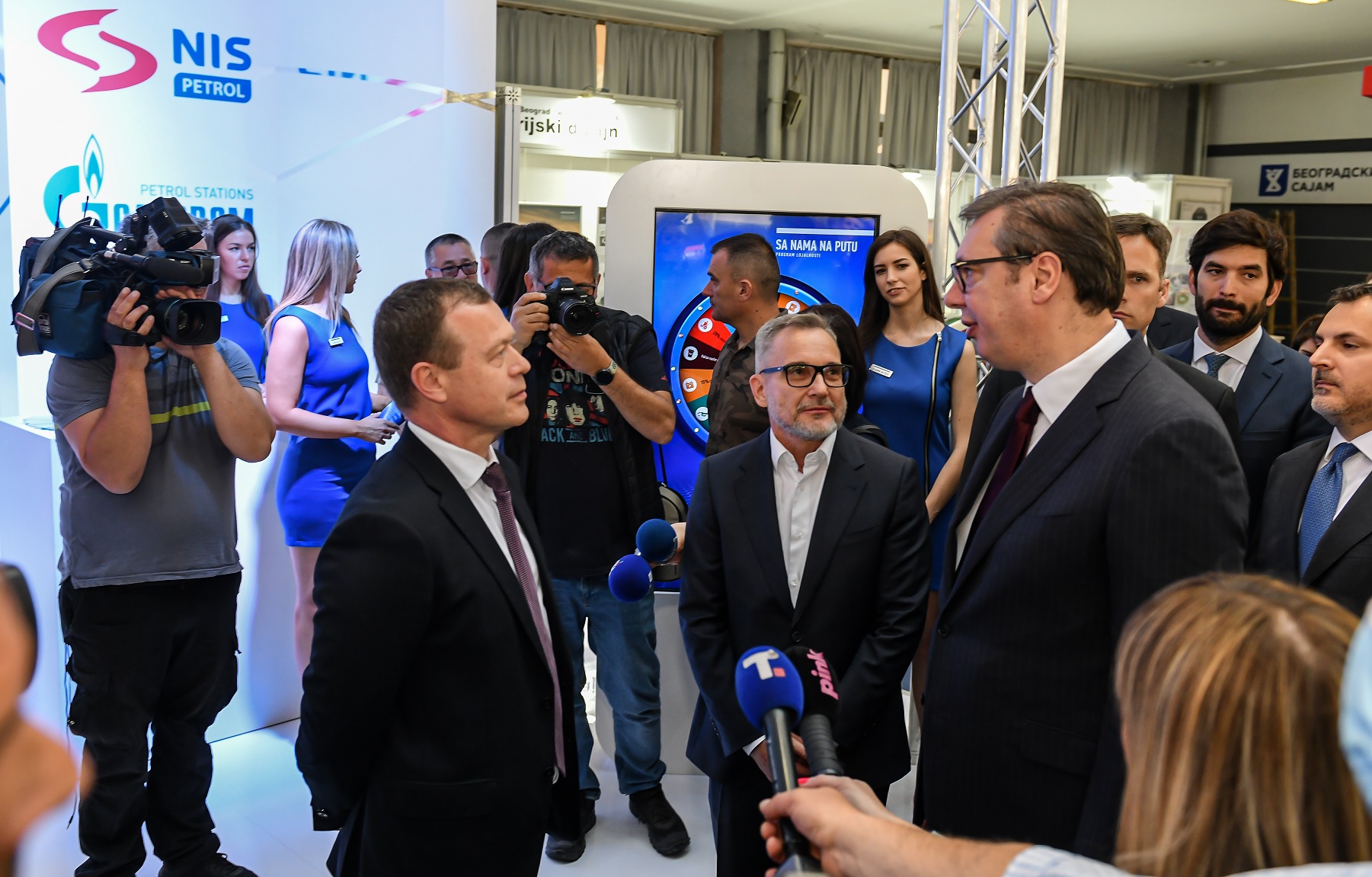 Predsednik Aleksandar Vučić u poseti kompaniji NIS na beogradskom sajmu automobila 