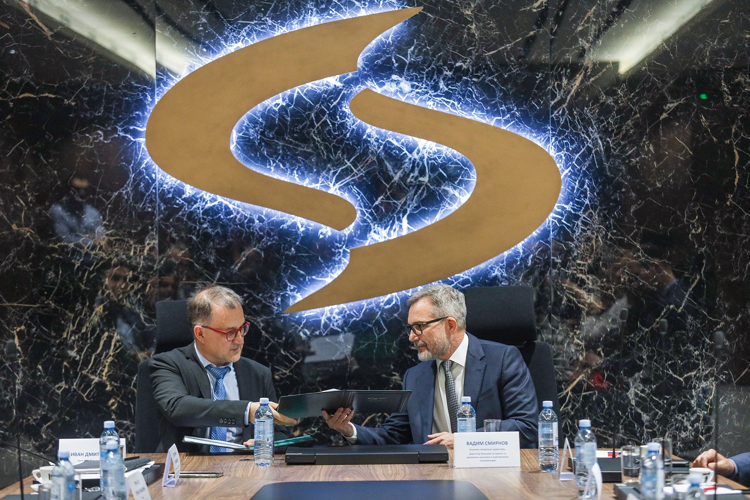 Vadim Smirnov (desno) na potpisivanju sporazuma