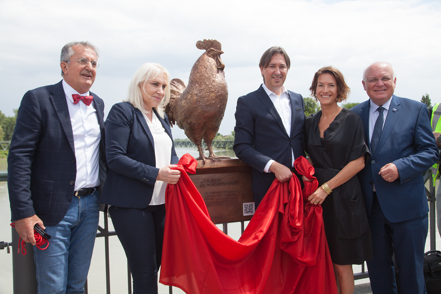 Svečano otkrivanje skulpture: Srpski ambasador Nebojša Rodić, Angelika Vincig, Zoran Šijaković, Kristine Persajs (vajarka) i Franc Šausberger