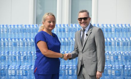 Kompanija NIS donirala vodu «Jazak» bolnici u Batajnici