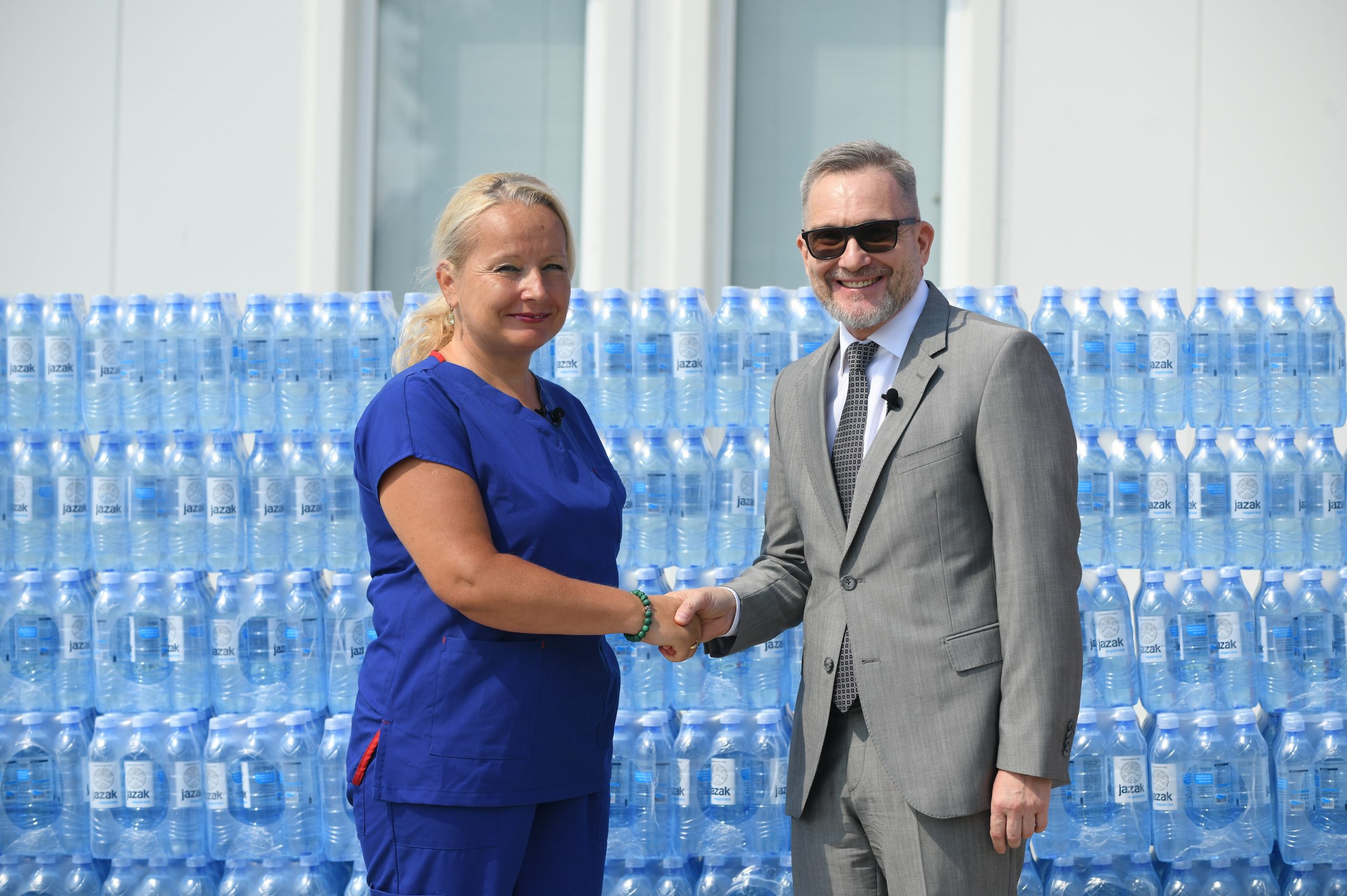 Dr Tatjana Adžić Vukičević i Vadim Smirnov, 6. septembra u Batajnici, prilikom uručenja donacije 