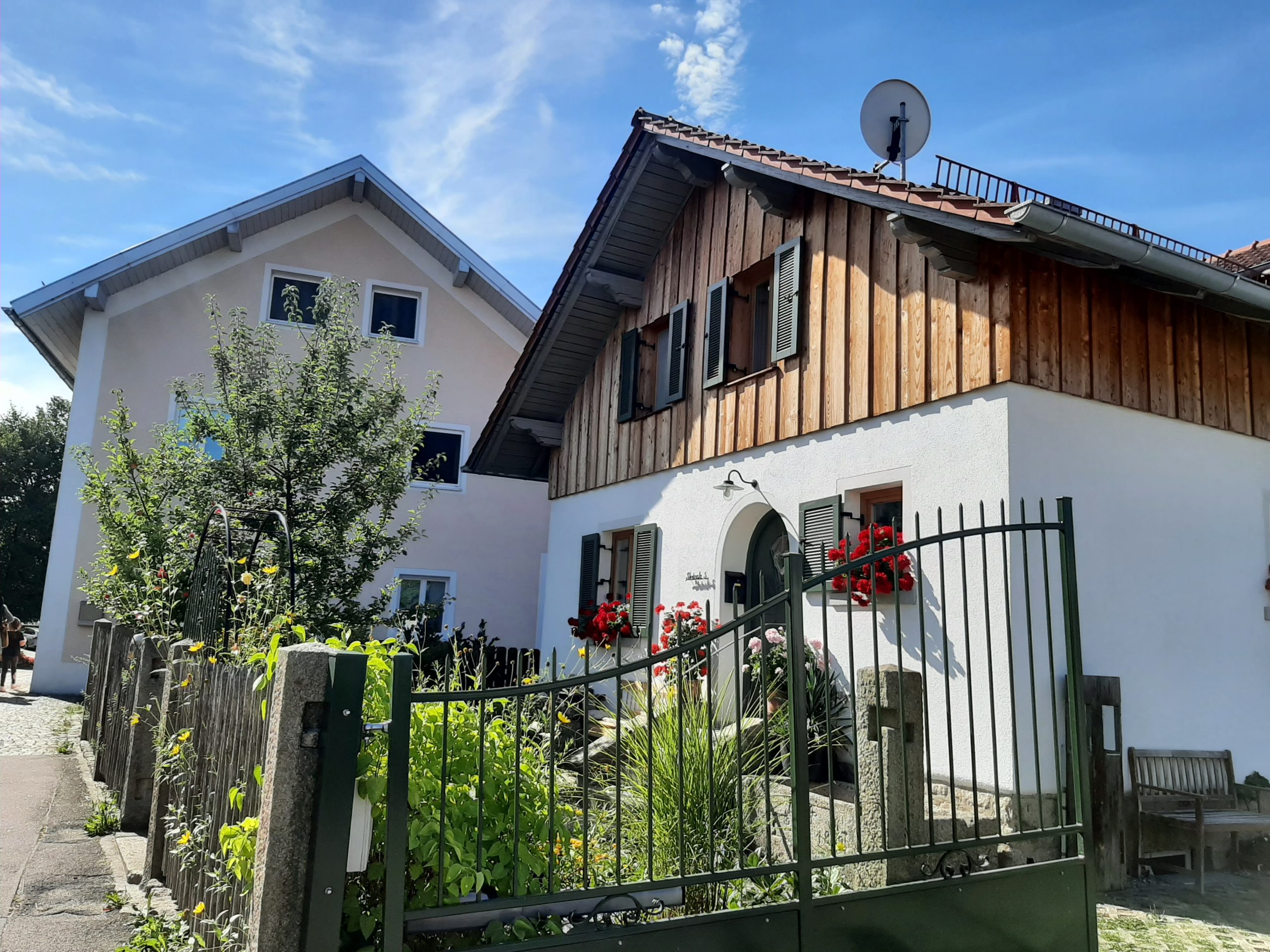 Lepo uređene kuće u Blajbahu i obavezne muškatle (Foto: R. Nikolić) 