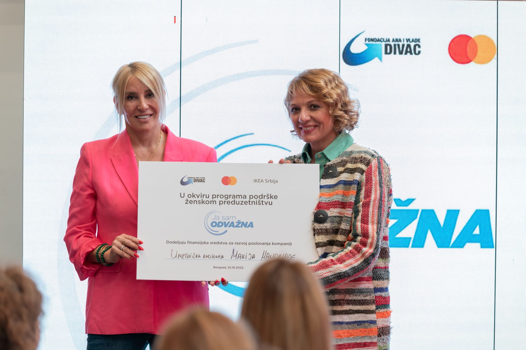 Ana Divac uručuje nagradu vlasnici umetničke radionice Marija Handmade 