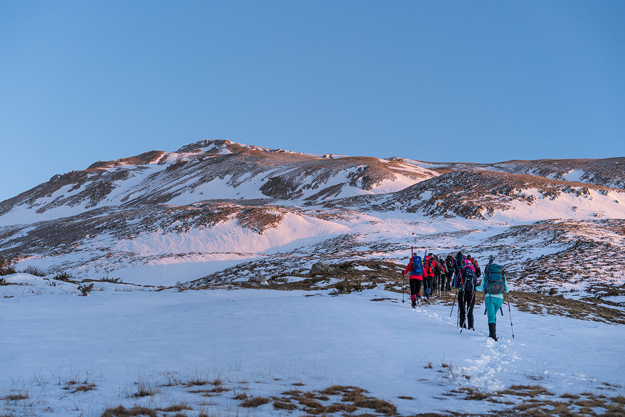 Grupa planinara, uspon ka vrhu Ljubotren, Šar planina, Severna Makedonija, februar 2020.