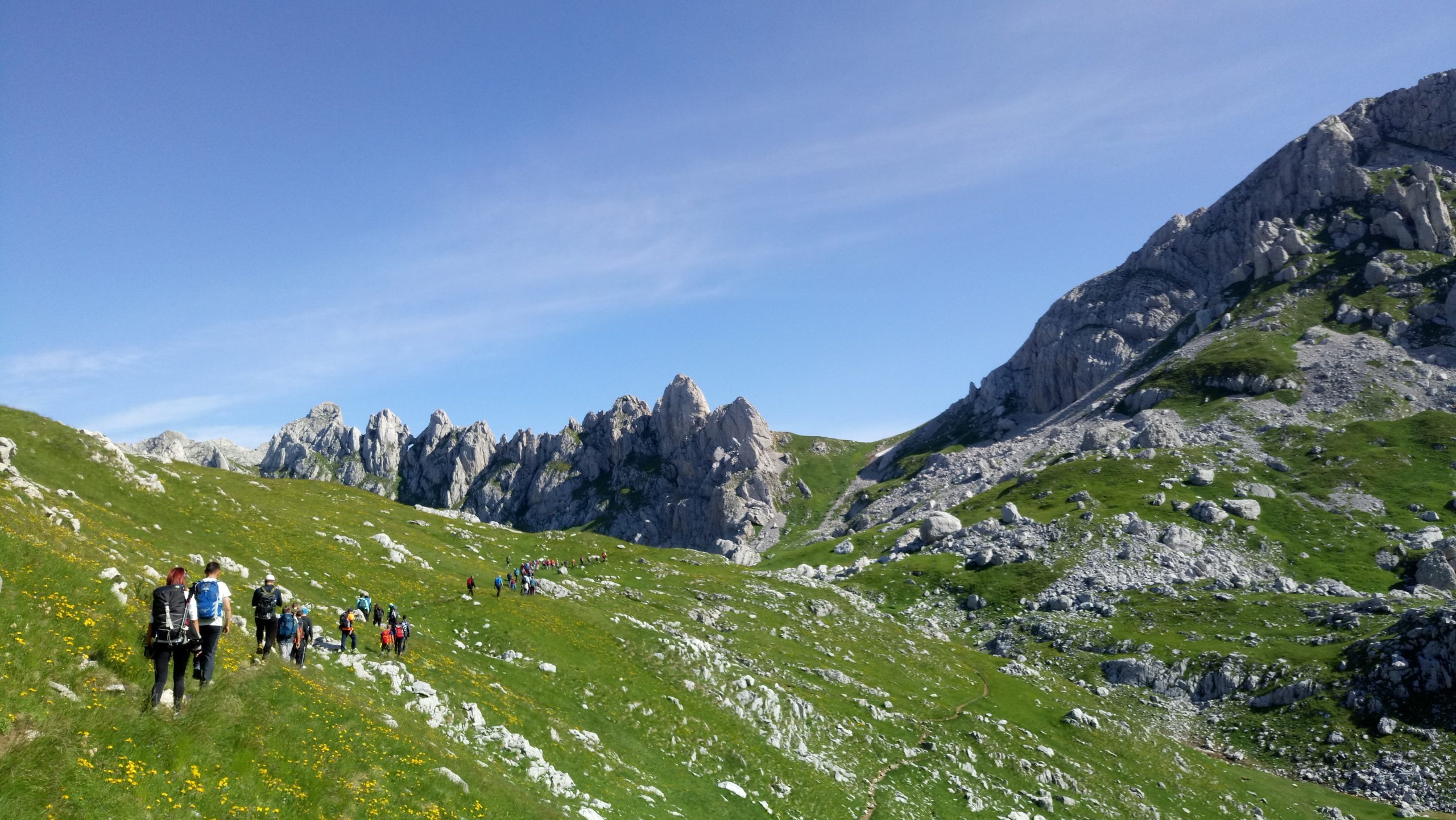 Grupa planinara, uspon ka vrhu Bobotovo kuk, Durmitor, Crna Gora, jul 2019.
