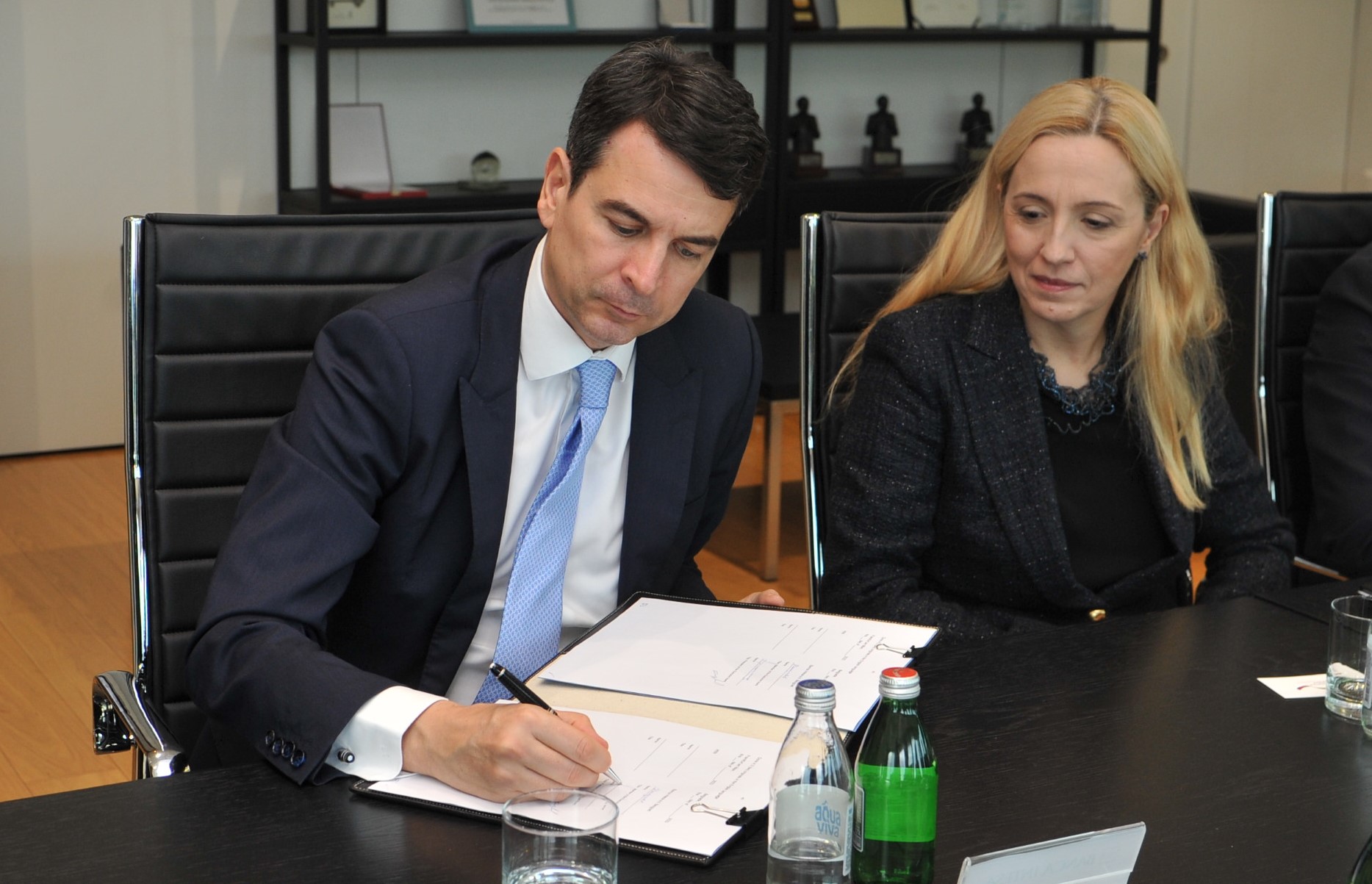 Potpisivanje ugovora: Darko Popović, predsednik Izvršnog odbora Banca Intesa i Dragica Mihajlović, član Izvršnog odbora Banca Intesa 