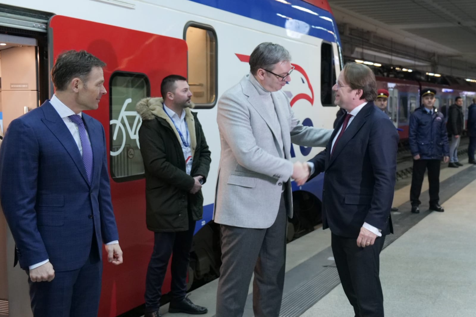 Susret evropskog komesara za susedsku politiku i pregovore o proširenju Olivera Varheljija i predsednika Srbije Aleksandra Vučića