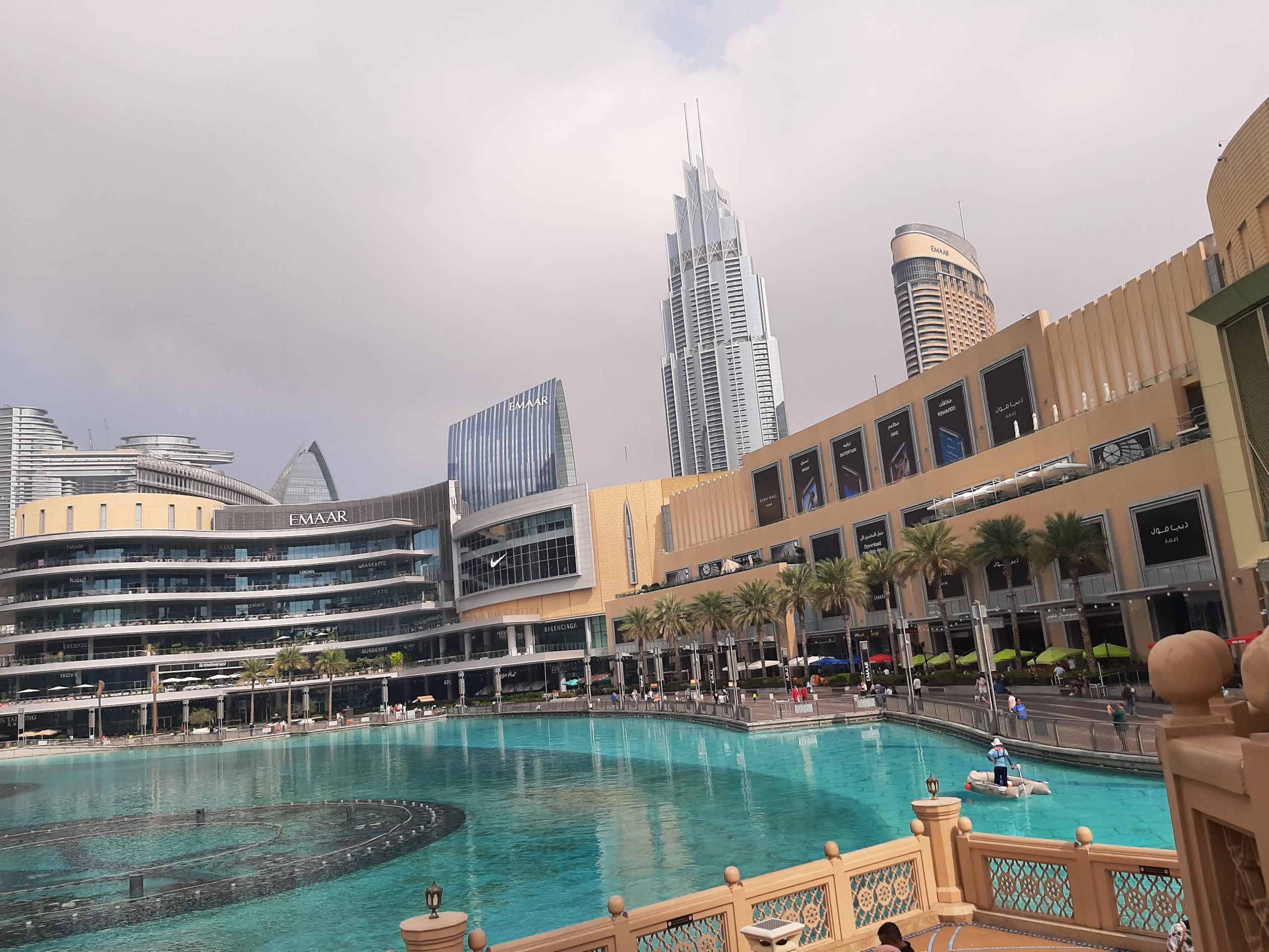 Dubai mol je najveći na svetu, prostire se na oko milion kvadratnih metara, u njemu ima preko 1.200 prodavnica, a ima i akvarijum, podvodni zoo vrt, vodopade, klizališta, fontane, operu, restorane