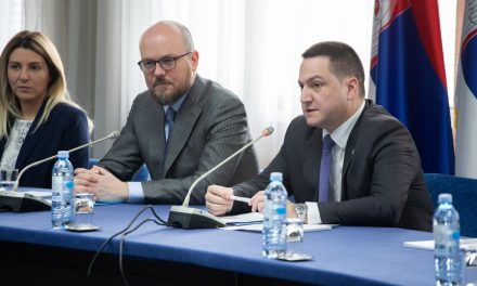 Stipendisti kompanije NIS na sastanku sa ministrom Ružićem