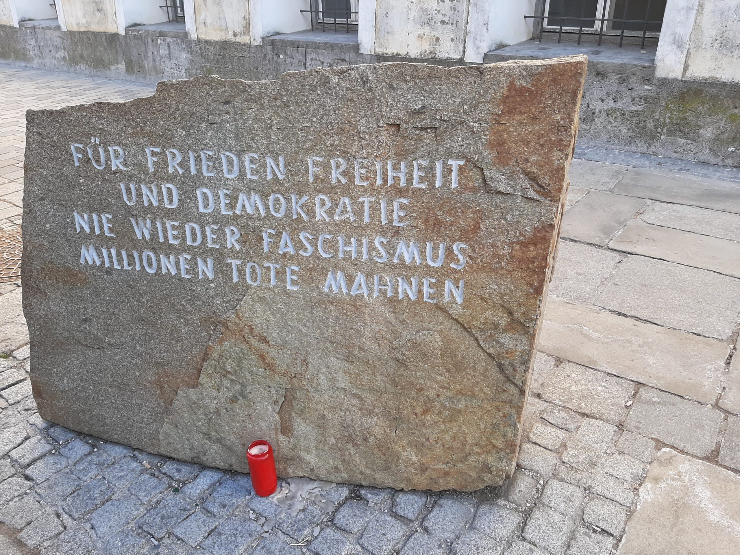 Kamen iz logora Mathauzen ostaje na istom mestu, ispred Hitlerove rodne kuće u Braunau na Inu: “Za mir, slobodu i demokratiju – nikada više fašizam – milioni mrtvih upozoravaju" (Foto: R. Nikolić)