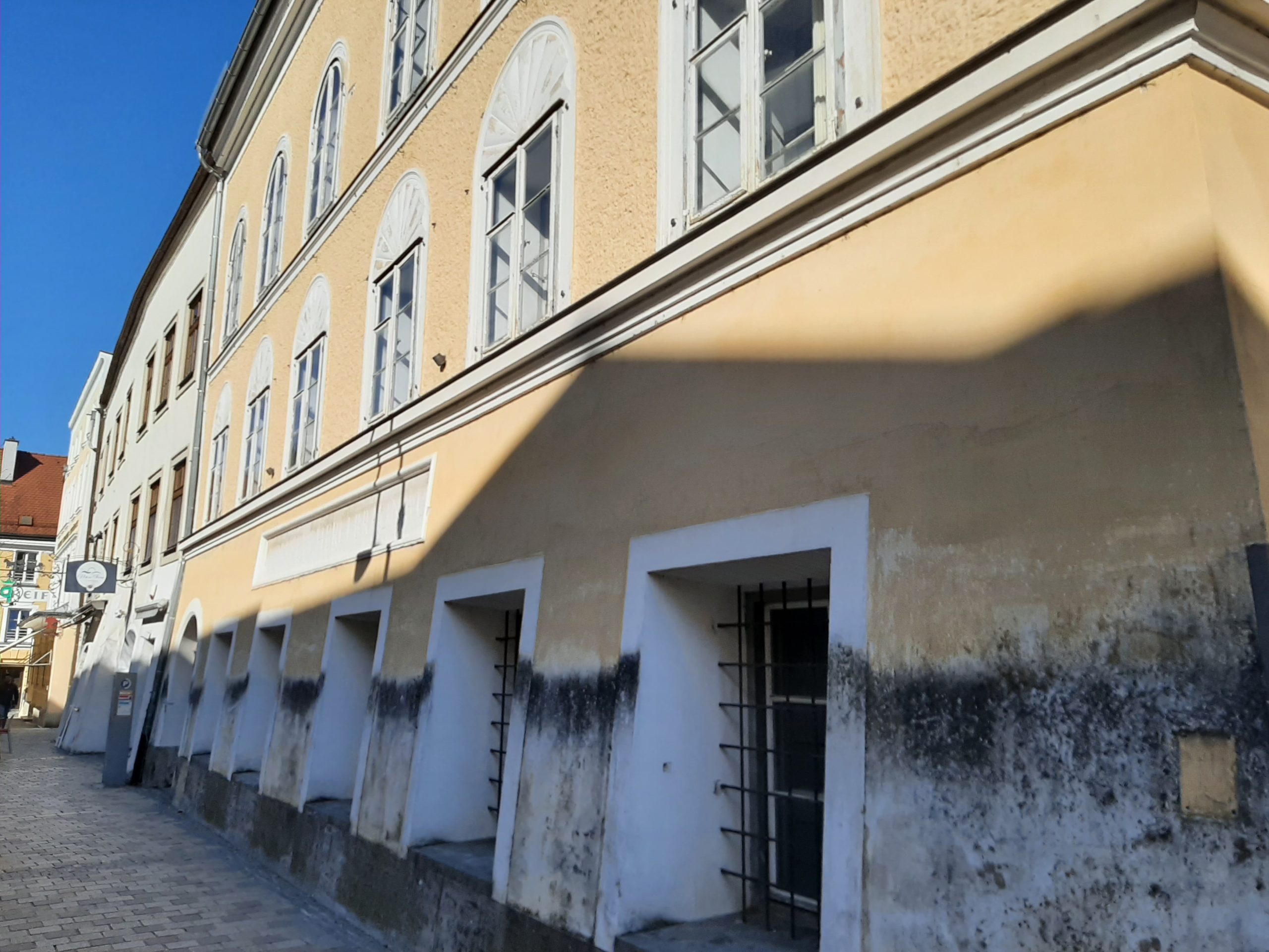 U toj zgradi iz 17. veka, u strogom centru gradića Braunau na Inu, u ulici Salzburger Vorstadt broj 15, u stanu na drugom spratu, rođen je Adolf Hitler 1889. godine (Foto: R. Nikolić)
