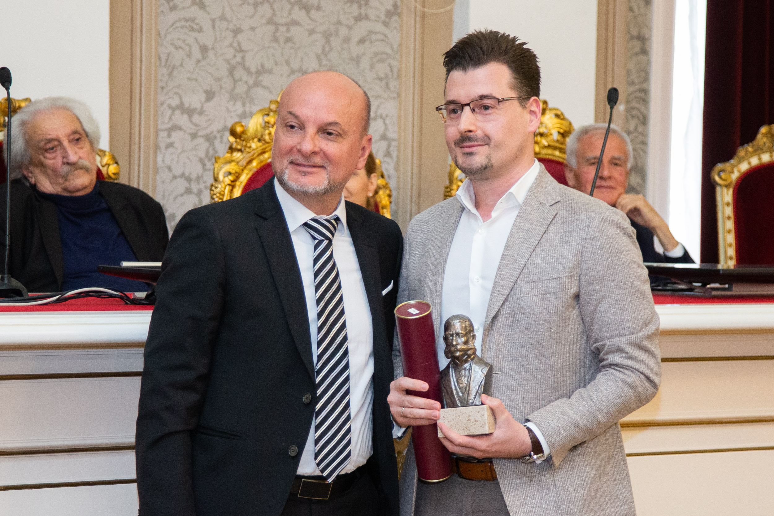  Na svečanosti u Rektoratu Beogradskog univerziteta, nagradu je u ime NIS-a primio Stefan Despotović, direktor Centra za odnose sa javnošću (desno)