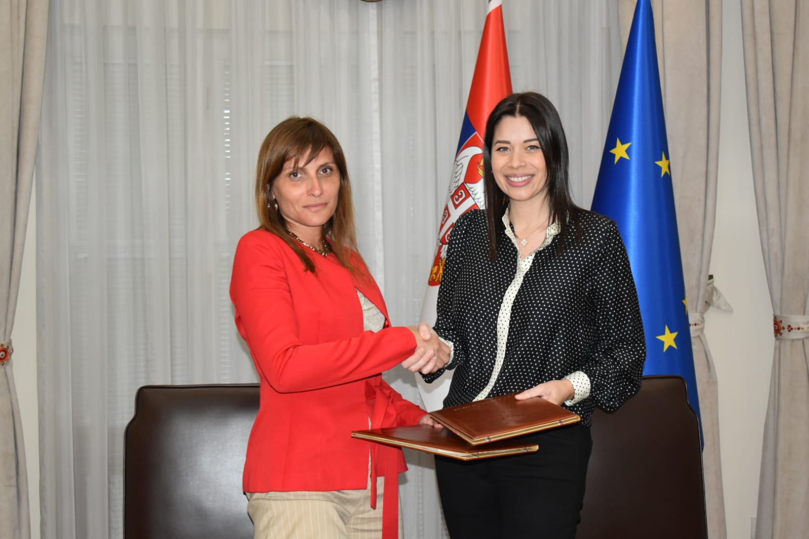 Marina Papadakis, generalni sekretar Udruženja banaka Srbije i Irena Vujović, ministarka zaštite životne sredine RS