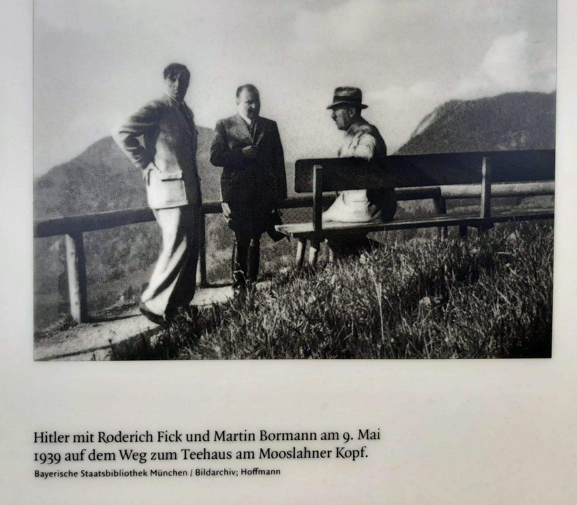 Hitler 9. maja 1939. sa ličnim sekretarom Bormanom (u sredini) i arhitektom Fikom, na obližnjem vidikovcu, na stotinak metara od kamene vile 