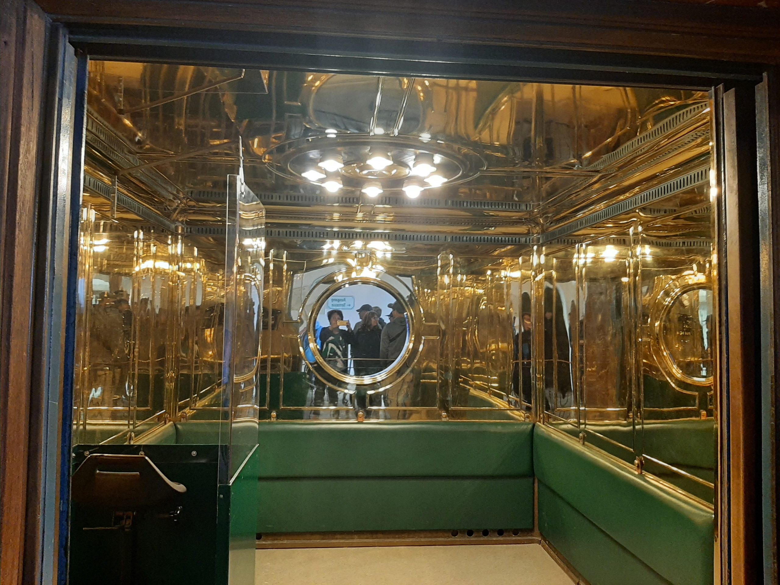 Luksuzni lift, sa venecijalnim ogledalima koji vozi 124 metra u visinu - originalno onako kako je izgledao i pre 85 godina (Napomena: čekala sam da se isprazni da bih slikala...)
