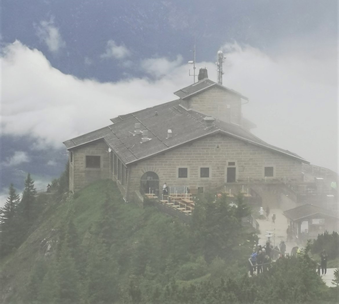 Orlovo gnezdo - Kelštajnhaus - 2.jula 2023. godine, magla,, kiša, niski oblaci temperatura 10 Celzijusa na 1.834 metara u bavarskim Alpima (Foto. R. Nikolić)