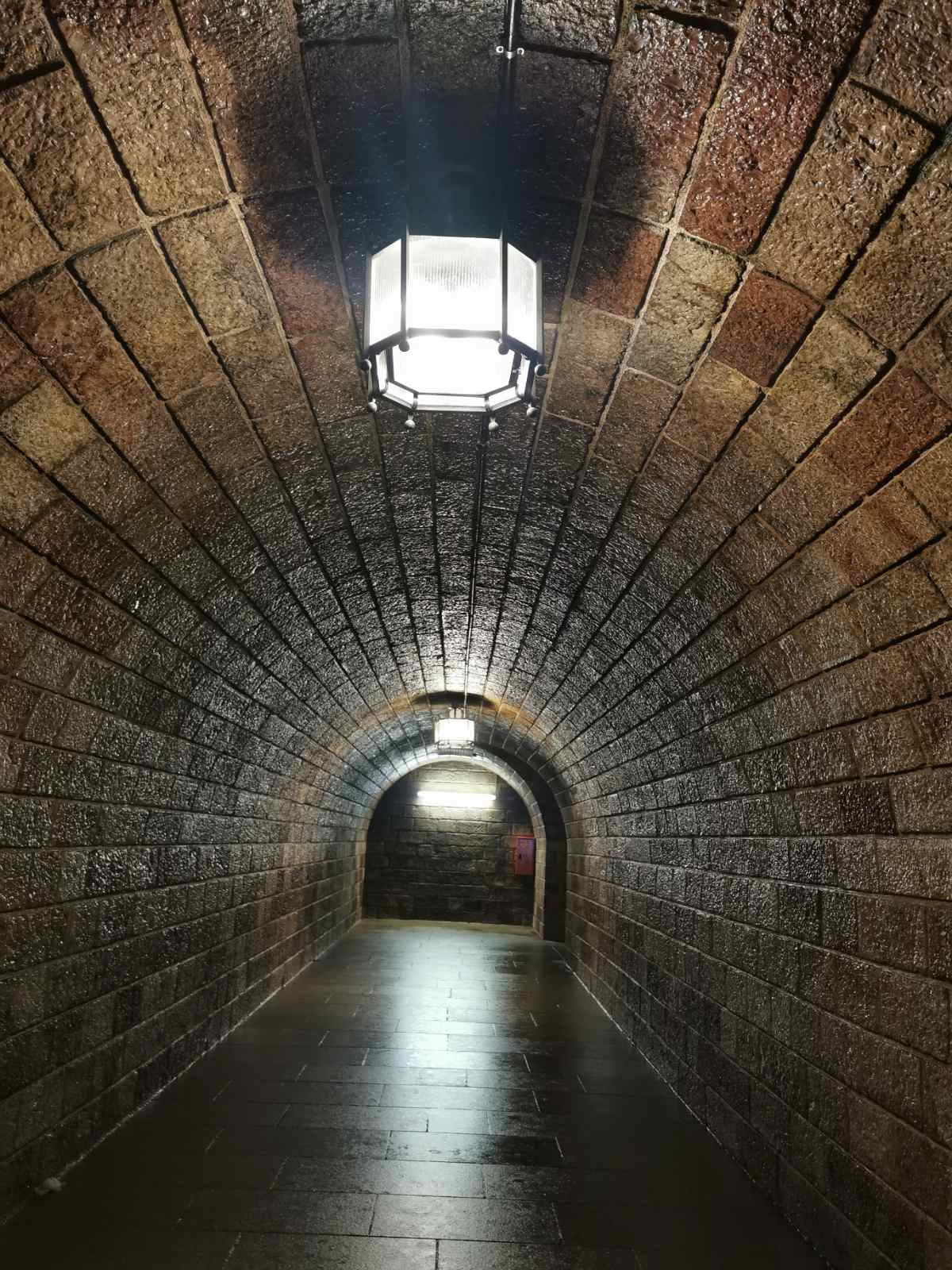 Tunel koji vodi do lifta,, dug 124 metra kroz brdo, izgled nepromenjen tokom osam i po decenija: mermerne pločice i originalno osvetljenje 