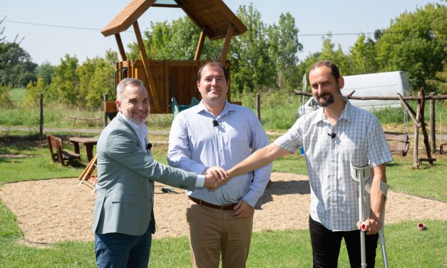 KOMPANIJA NIS PODRŽALA OBNOVU TRI DEČJA IGRALIŠTA U OPŠTINI KANJIŽA