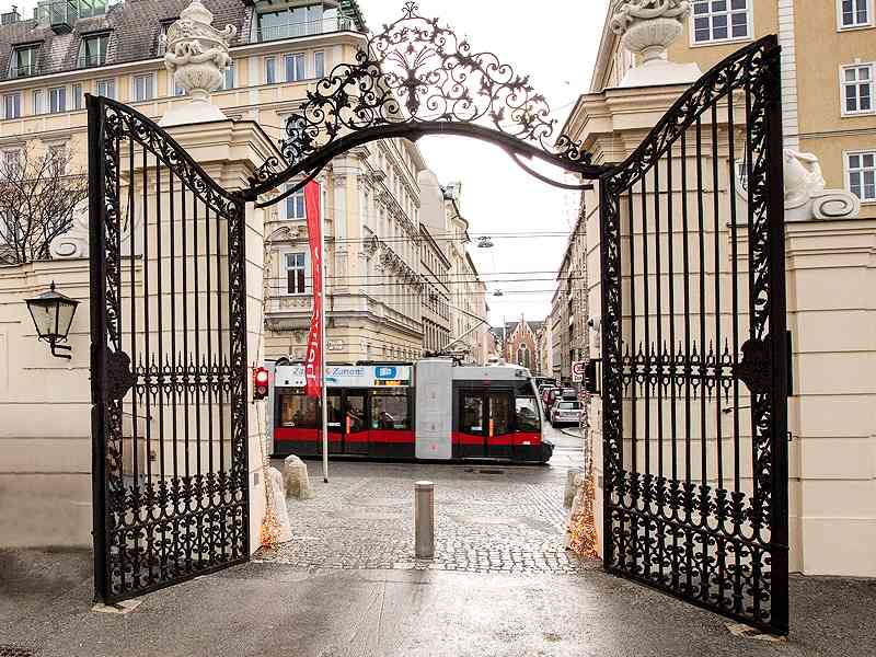 Pogled iz tramvaja na kapiju dvorca Belvedere (Foto: © Wiener Linien) 