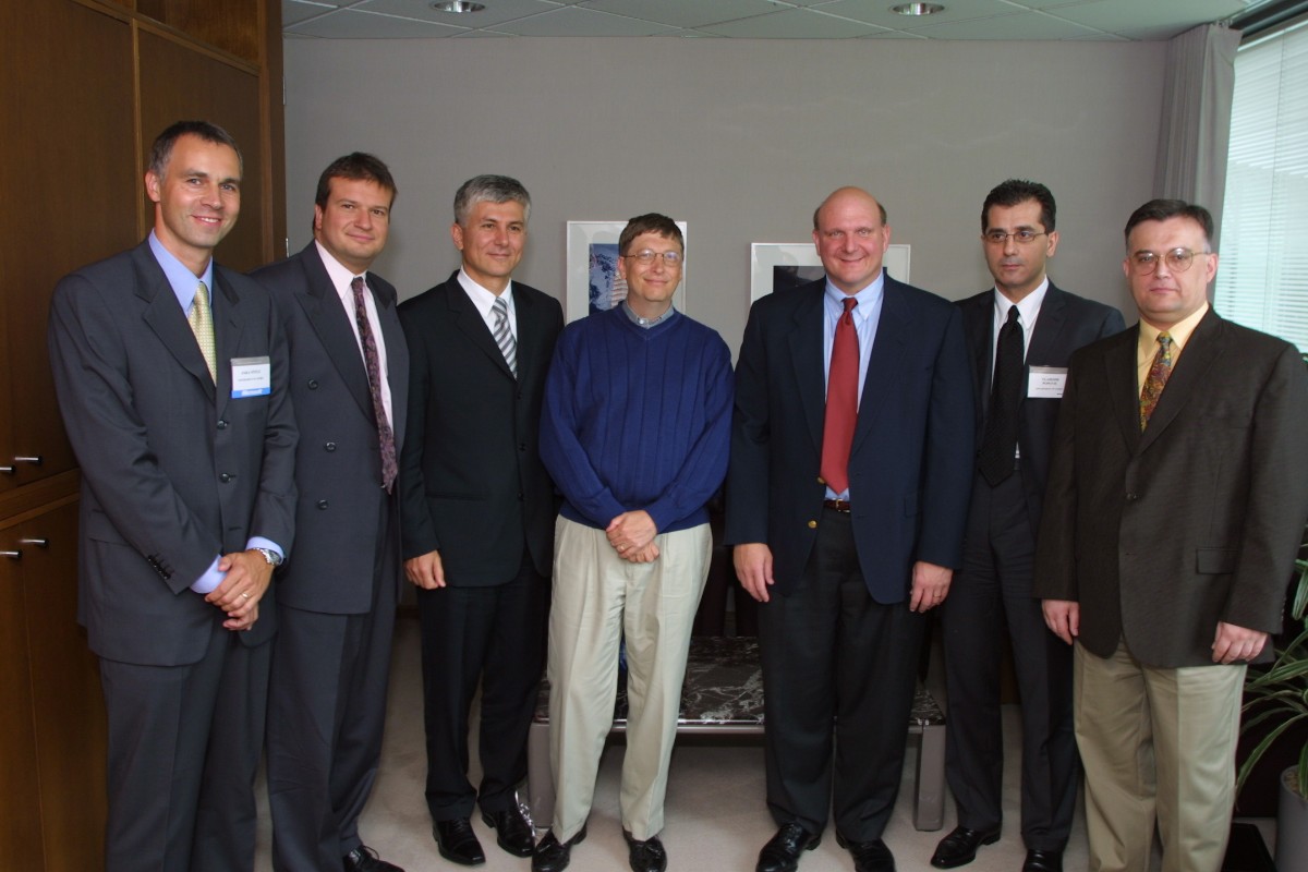 Susret sa Bil Gejtsom u Sijetlu, avgusta 2001. godine, sastanak koji je organizovao Dejan Cvetković: U našoj delegaciji bili su Zoran Đinđić, Beba Popović i Branislav Anđelić; pored Gejtsa, sastanku je prisustvovao i Stiv Palmer, CEO Majkrosofta (Foto: Privatna arhiva D.C.)