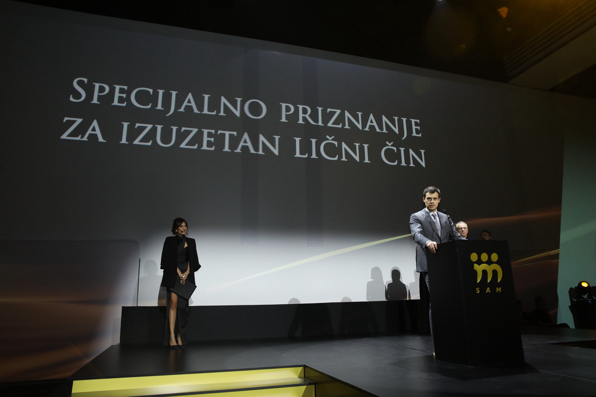 Aleksandar Kostić prima specijalnu nagradu za izuzetan lični čin koja je dodeljena Miodragu Kostiću za osnivanje Palate nauke