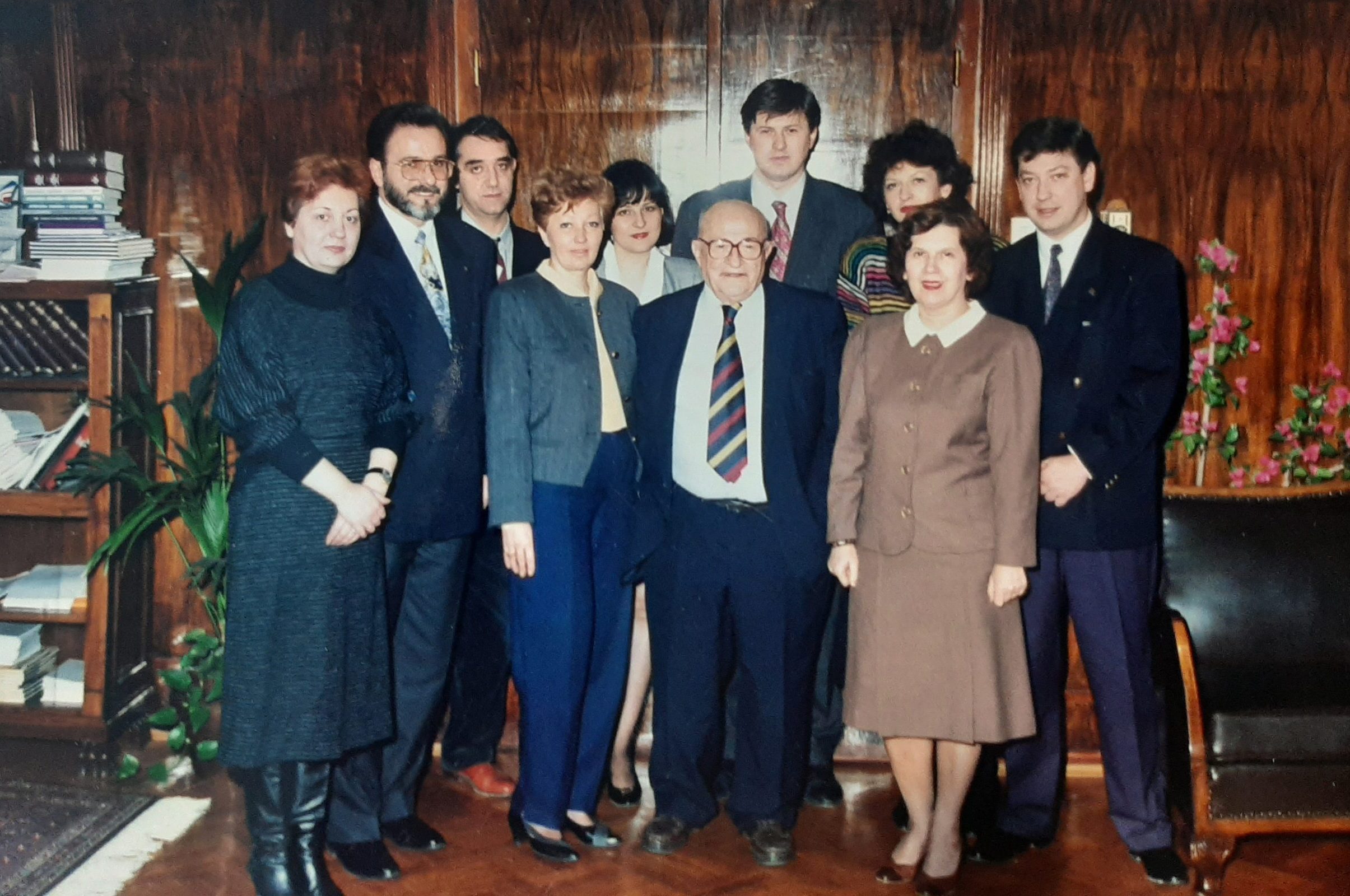 Narodna banka Jugoslavije, zgrada u ulici Kralja Petra, 24. januara 1995. godine: Guverner Avramović sa svjim timom NBJ, na maloj svečanosti povodom prve godine primene Programa monetarne rekonstrukcije i uvođenja novog dinara - pozvali su i mene (levo) 