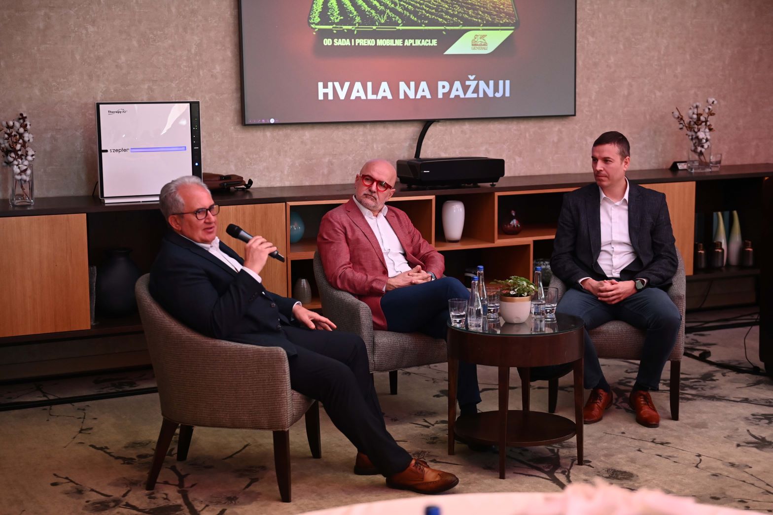 Poljoprivrednici u Srbiji od sada mogu da osiguraju useve i plodove od svoje kuće ili sa njive: Veselin Danilovac, Vladimir Crnojević i Nemanja Beljanski