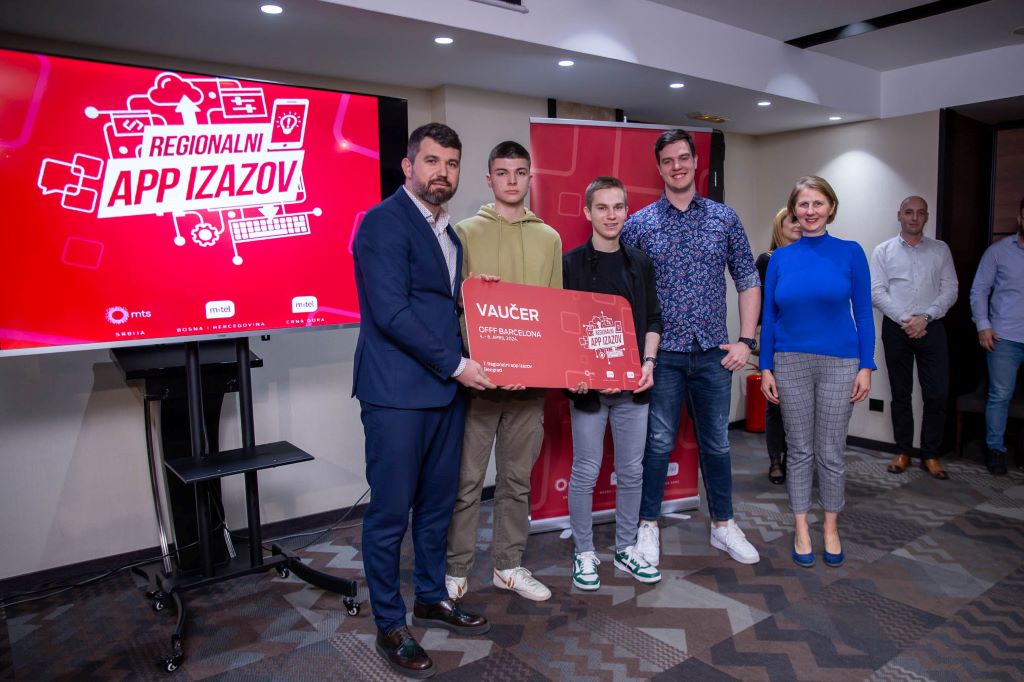 Uručenje nagrade pobedničkom timu iz Srbije