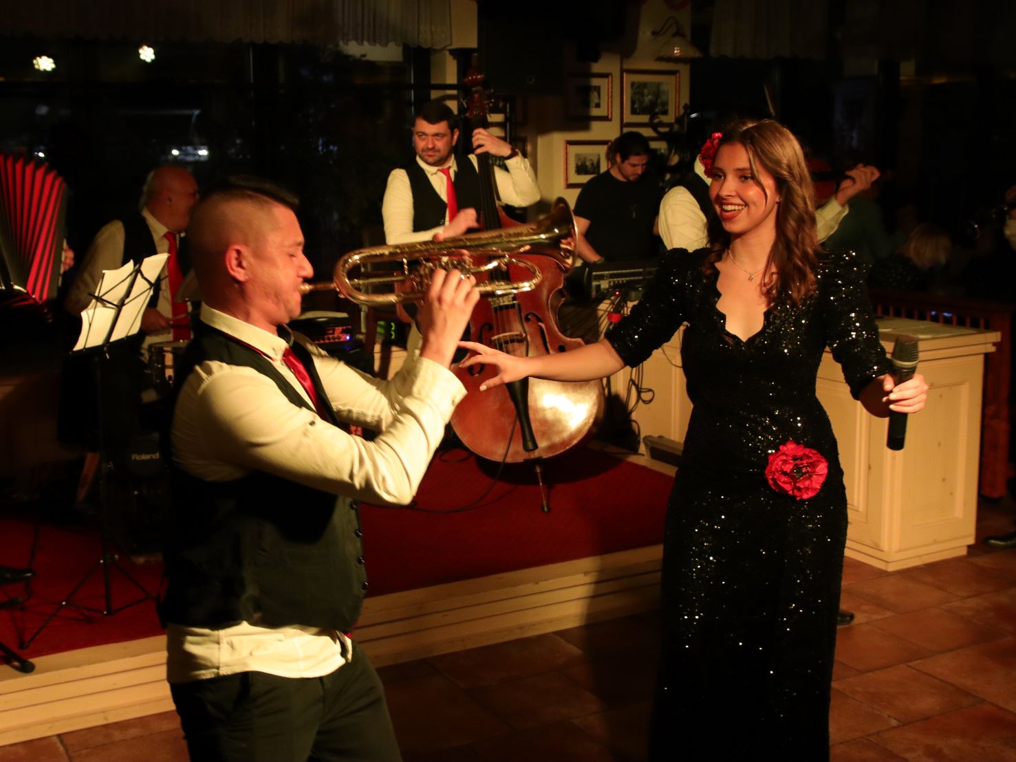 SITAN VEZ Ekskluzivni Muzi ko scenski Performans U Beogradskom Sala u 