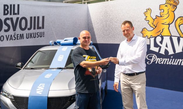 Uručena glavna nagrada LAV nagradne igre „Živi bili, auto osvojili“