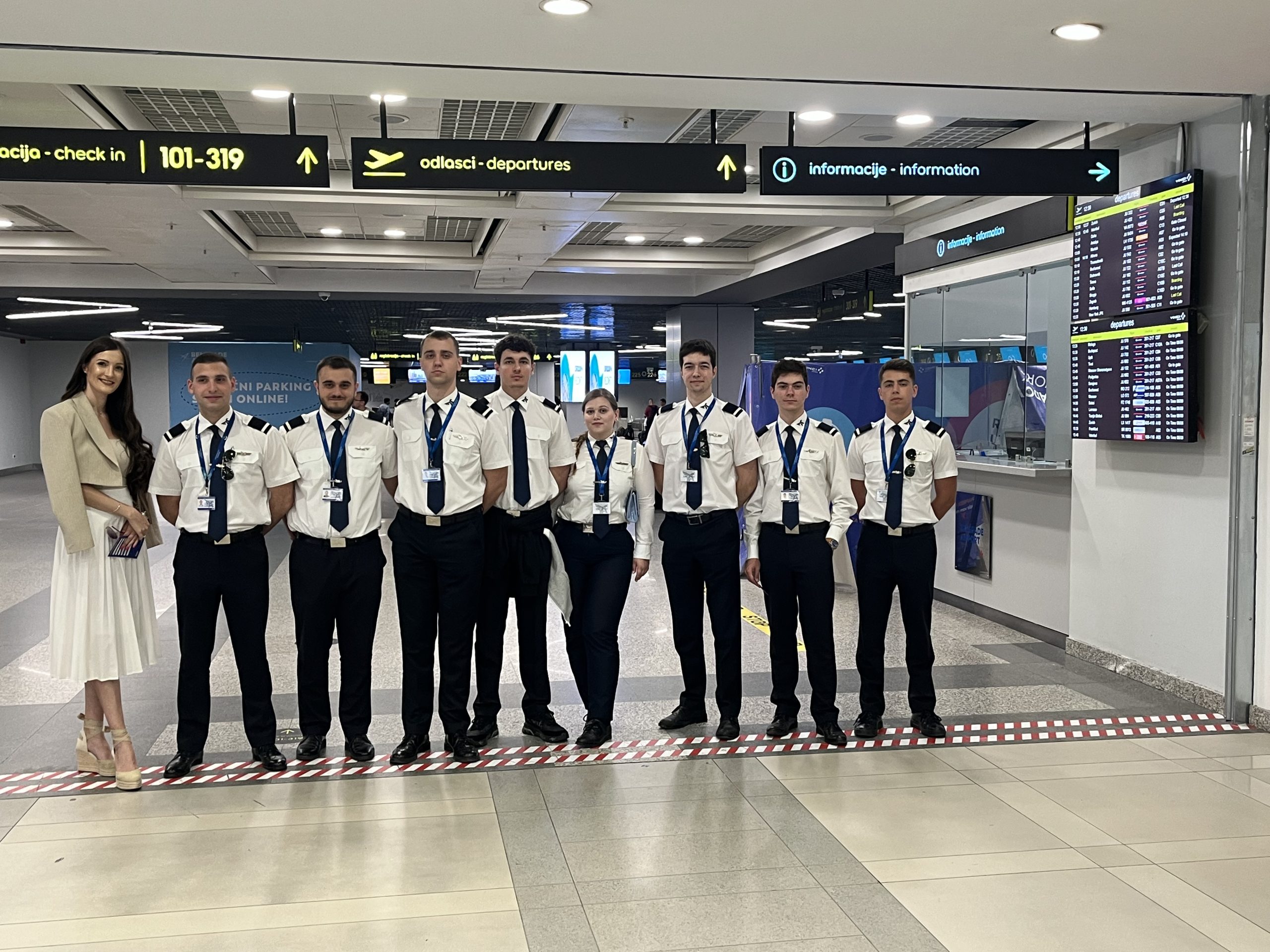 Lidija Tomić sa studentima na aerodromu (Foto: Lična arhiva)