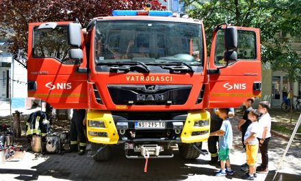 Kompanija NIS organizovala izložbu i druženje dece sa vatrogasnom jedinicom   
