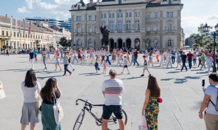 Novosađani zaplesali sirtaki na Trgu slobode – ples i grčka muzika oduševili prolaznike