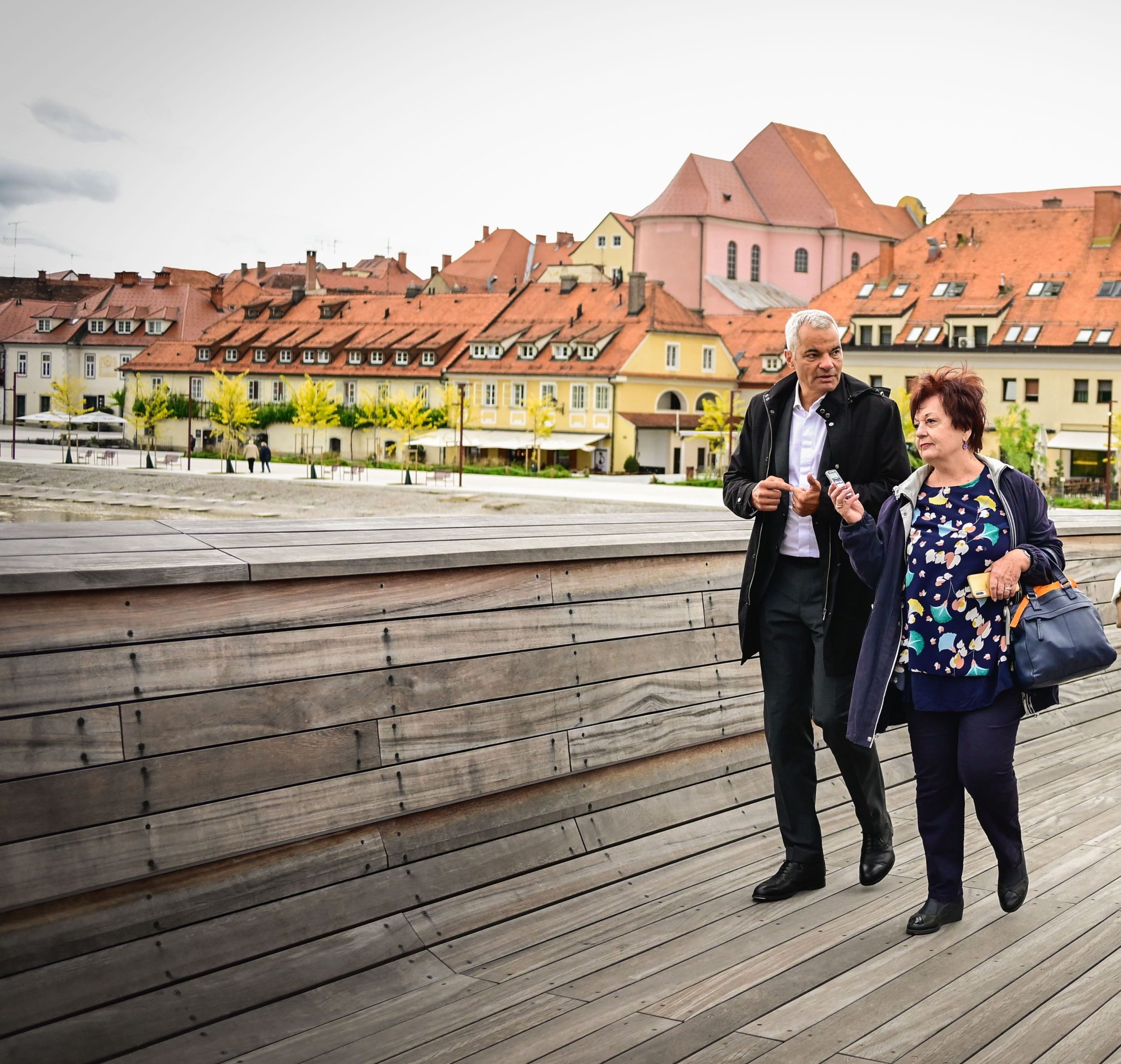 Saša Arsenovič i ja - razgovorali smo u šetnji dravskom promenadom i prešli preko pešačkog mosta na Dravi, na drugu obalu (Foto: Pristop, Slovenija)