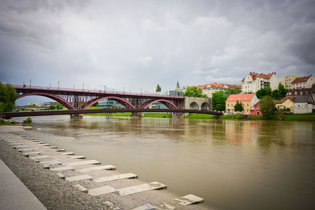 Maribor: Uređene obale Drave i čuveni crveni most a uz njega i novi pešački most, postavljen na mestu starog koji je odavno propao... (Foto: Pristop, Slovenija)