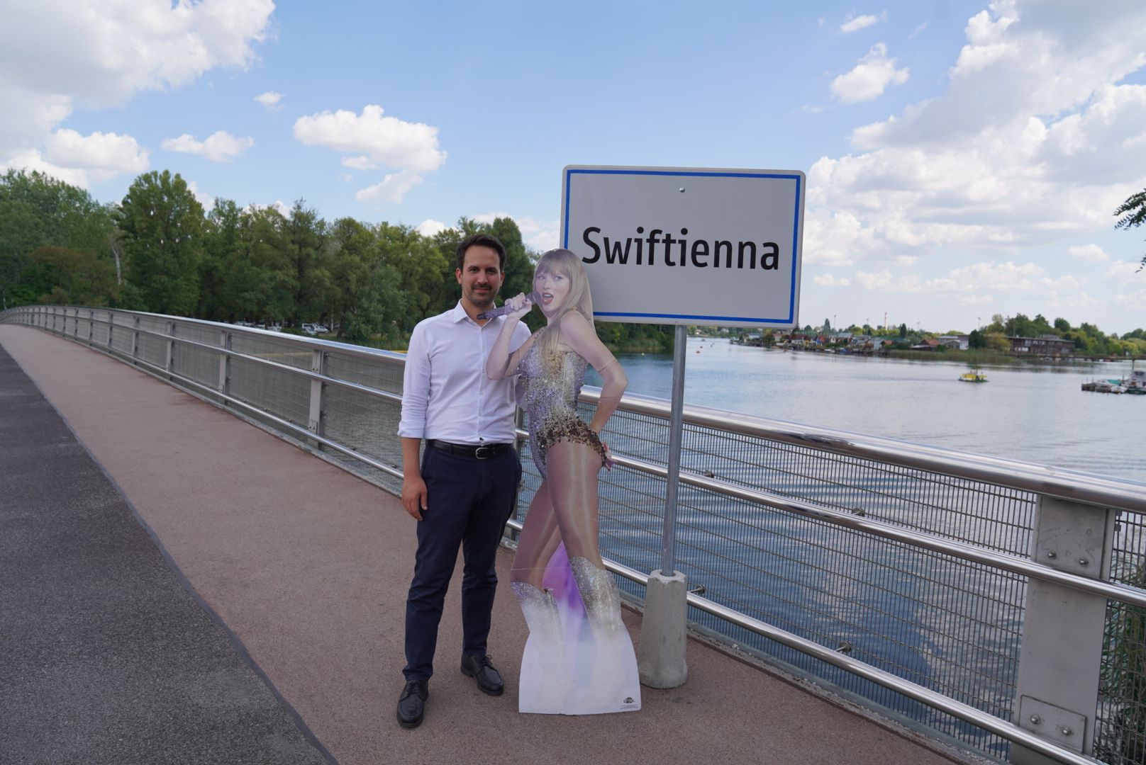 Stadtrat Christoph Wiederkehr mit Taylor Swift Pappaufstellfigur