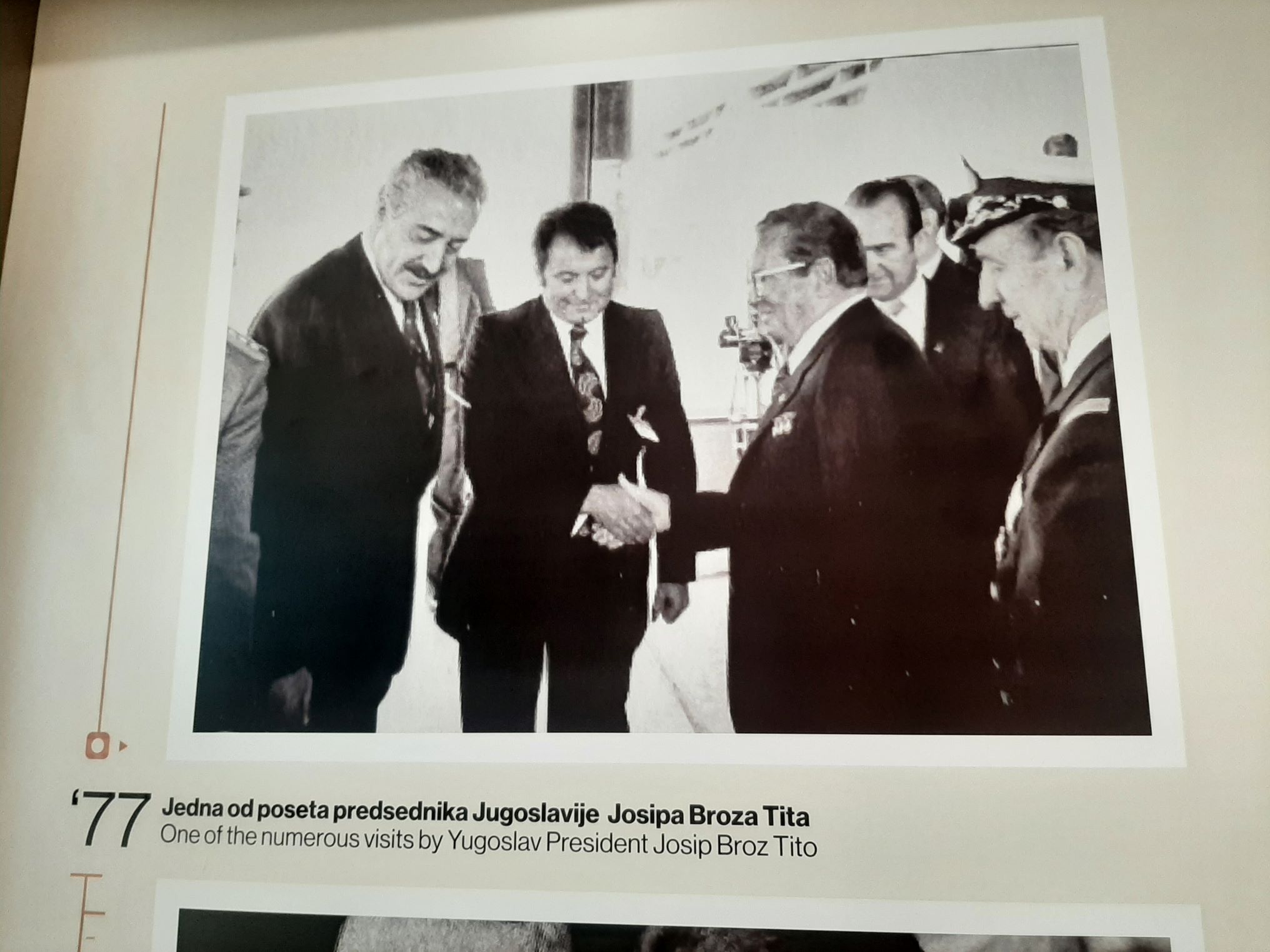 Tito se pozdravlja sa direktorom Centra Sava Milojem Popovićem, u obilasku Centra Sava 1977. godine, pred početak KEBS-a (Foto: R. Nikolić)