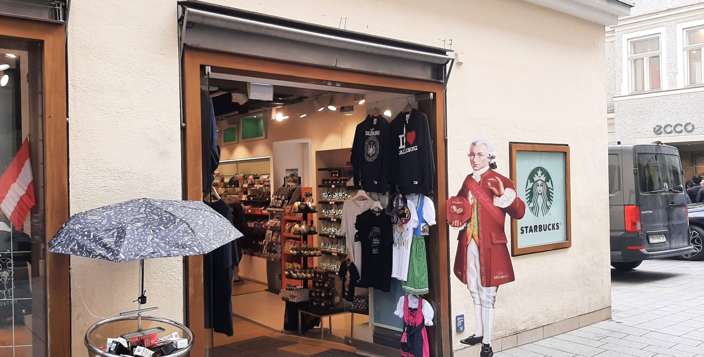 Mocart od kartona, sa Mirabell čokoladnim kuglicama u ruci, čeka turiste u blizini svoje rodne kuće u Getrajde gase u Salcburgu (Foto: R Nikolić)