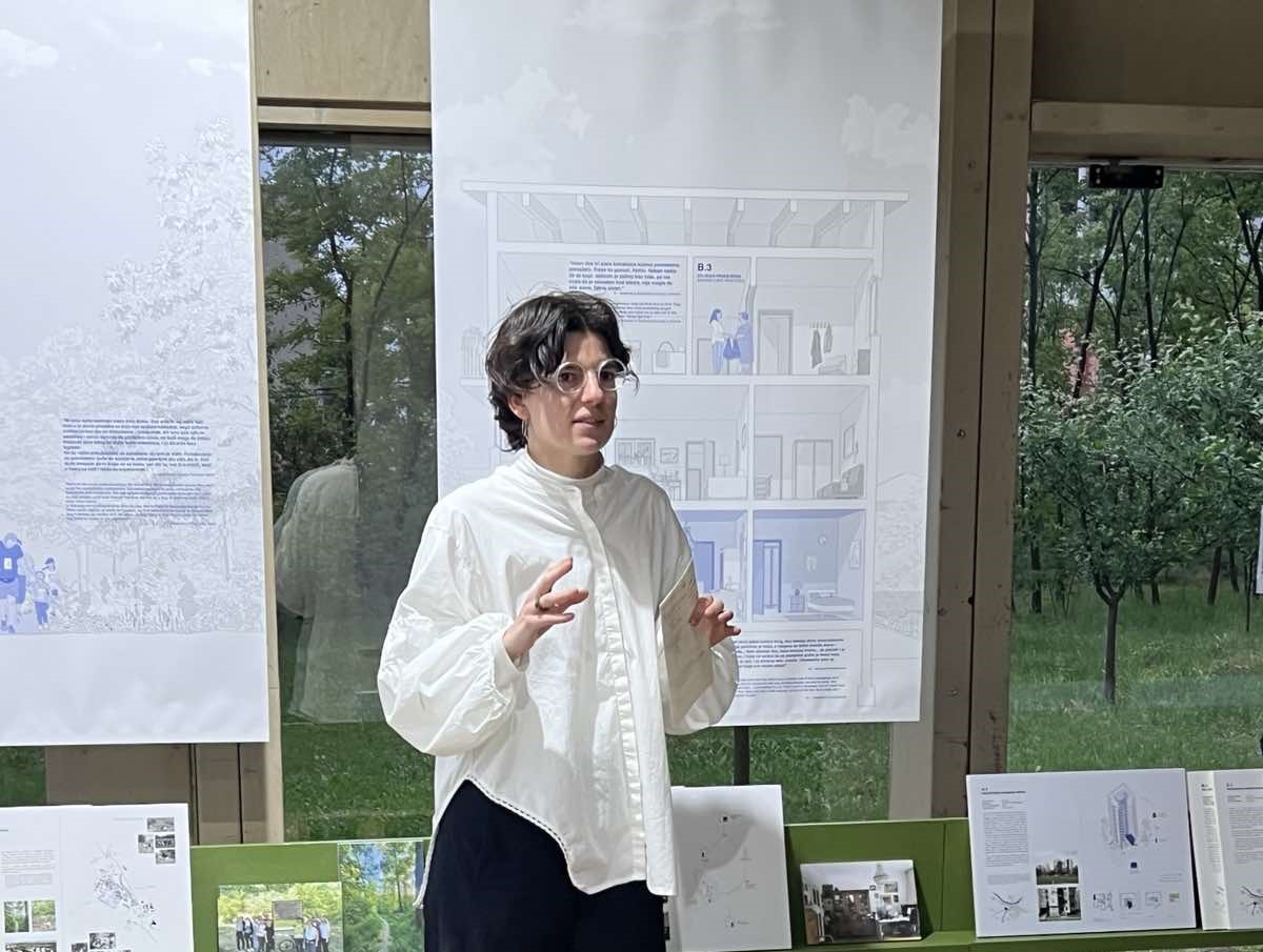 Autorka Marija Minić na otvaranju izložbe “Od krize do zajednice. Atlas kolaborativnih taktika stanovanja”