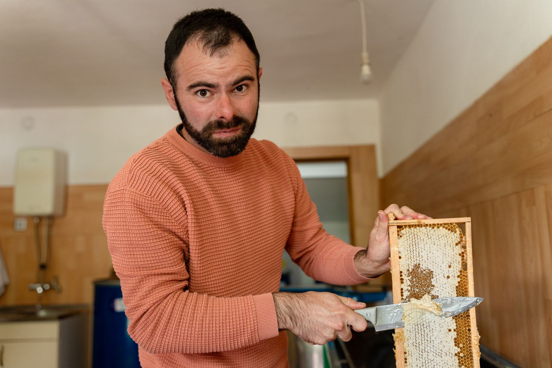 Darko Batinić, maj 2025. godine: Priprema za vrcanje meda na solarni pogon - paneli su kupljeni od specijalne nagrade na Organic konkursu NLB Komercijalne banke koju je Darko dobio 2023. godine