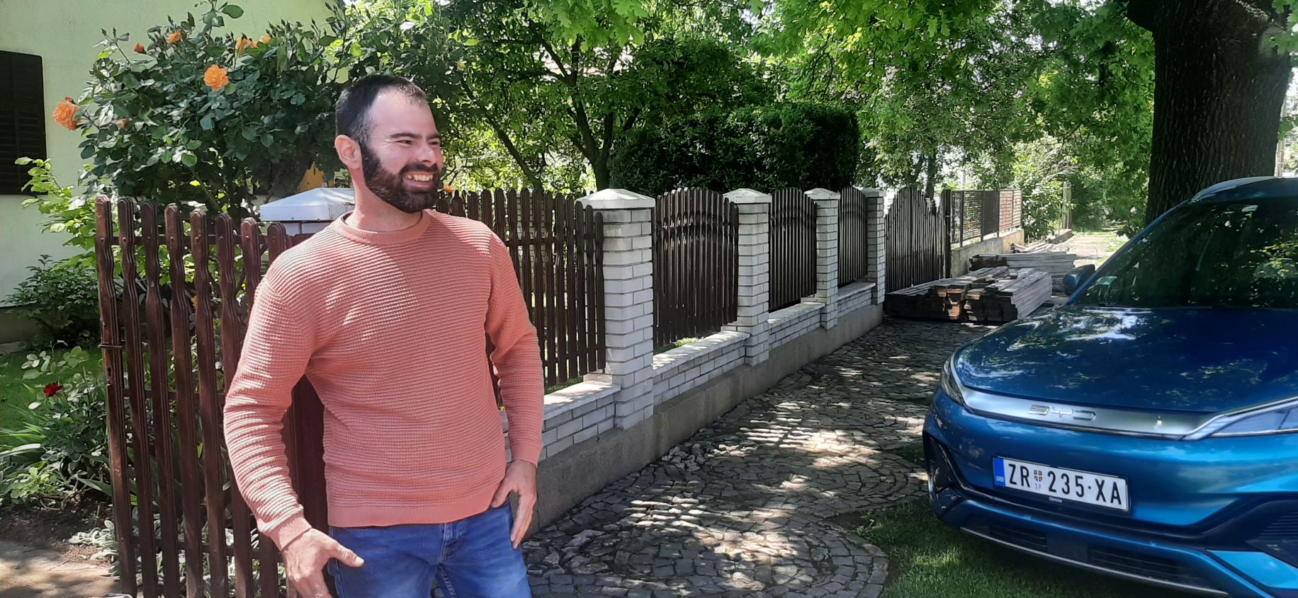 Darko ispred kuće Batinića u Lazarevu - električni BYD parkiran ispred ograde