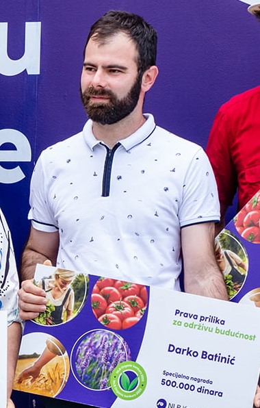 Darko sa nagradom koju je osvojio 2023. godine na Organic konkursu NLB Komercijalne banke