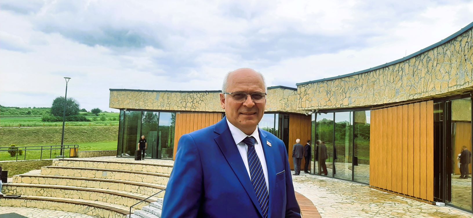 Goran Jović., predsednik Regionalne privredne komore Jablaničkog i Pčinjskog okruga (RPK), ispred Vizitorskog centra Caričin grad 8. maja 2025. g. (foto: R. Nikolić)