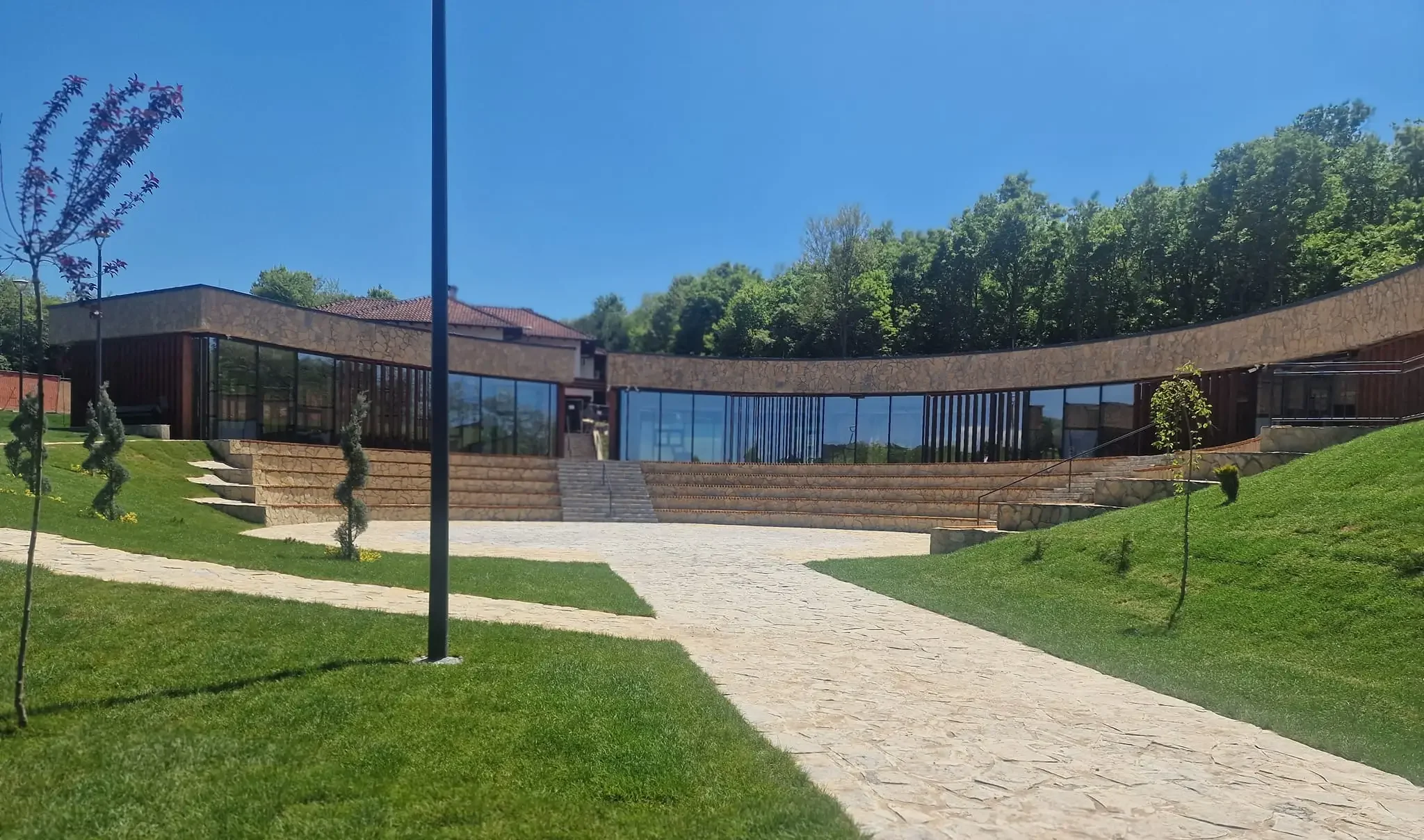 Vizitorski centar Caričin grad - izgradnja završena pre godinu dana, do sada beleži oko 10.000 posetilaca