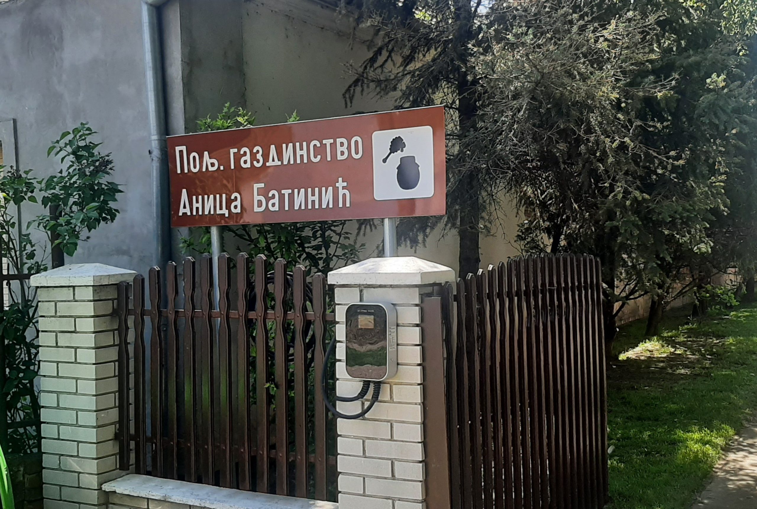 Punjač za baterije za električne automobile - može punjenje, uz kupljenu teglu meda!