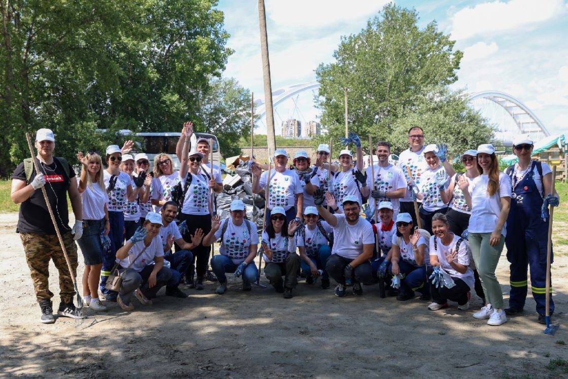 Volonterska-akcija-uredenja-plaze-Oficirac-u-Novom-Sadu (Foto: NIS)