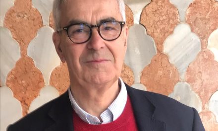 Ekskluzivno predavanje eminentnog kritičara Martina Gejforda u okviru izložbe „DEJVID HOKNI: Od papira do ekrana“