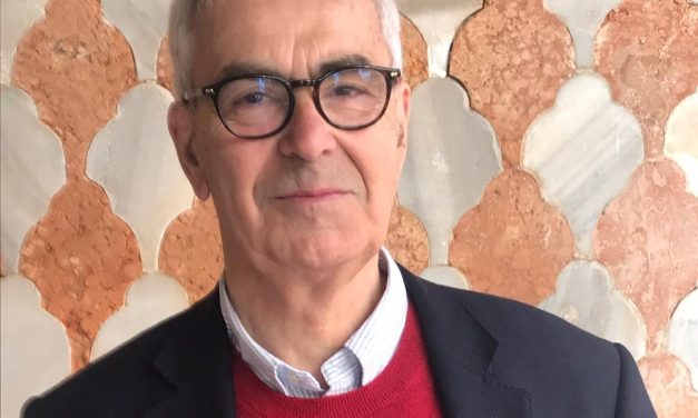 Ekskluzivno predavanje eminentnog kritičara Martina Gejforda u okviru izložbe „DEJVID HOKNI: Od papira do ekrana“